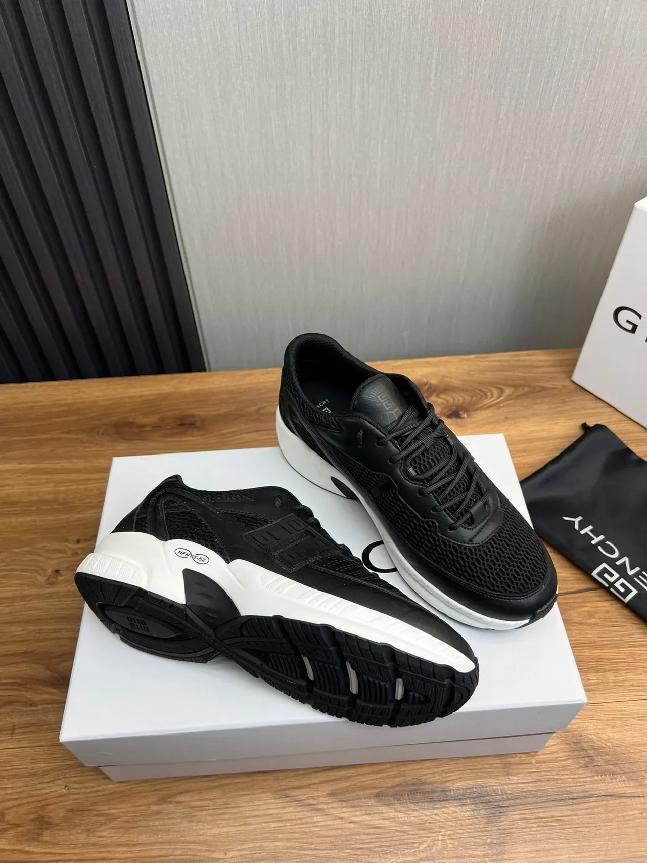 Givenchy City Sport sneakers chunky noirs maille et blancs 5