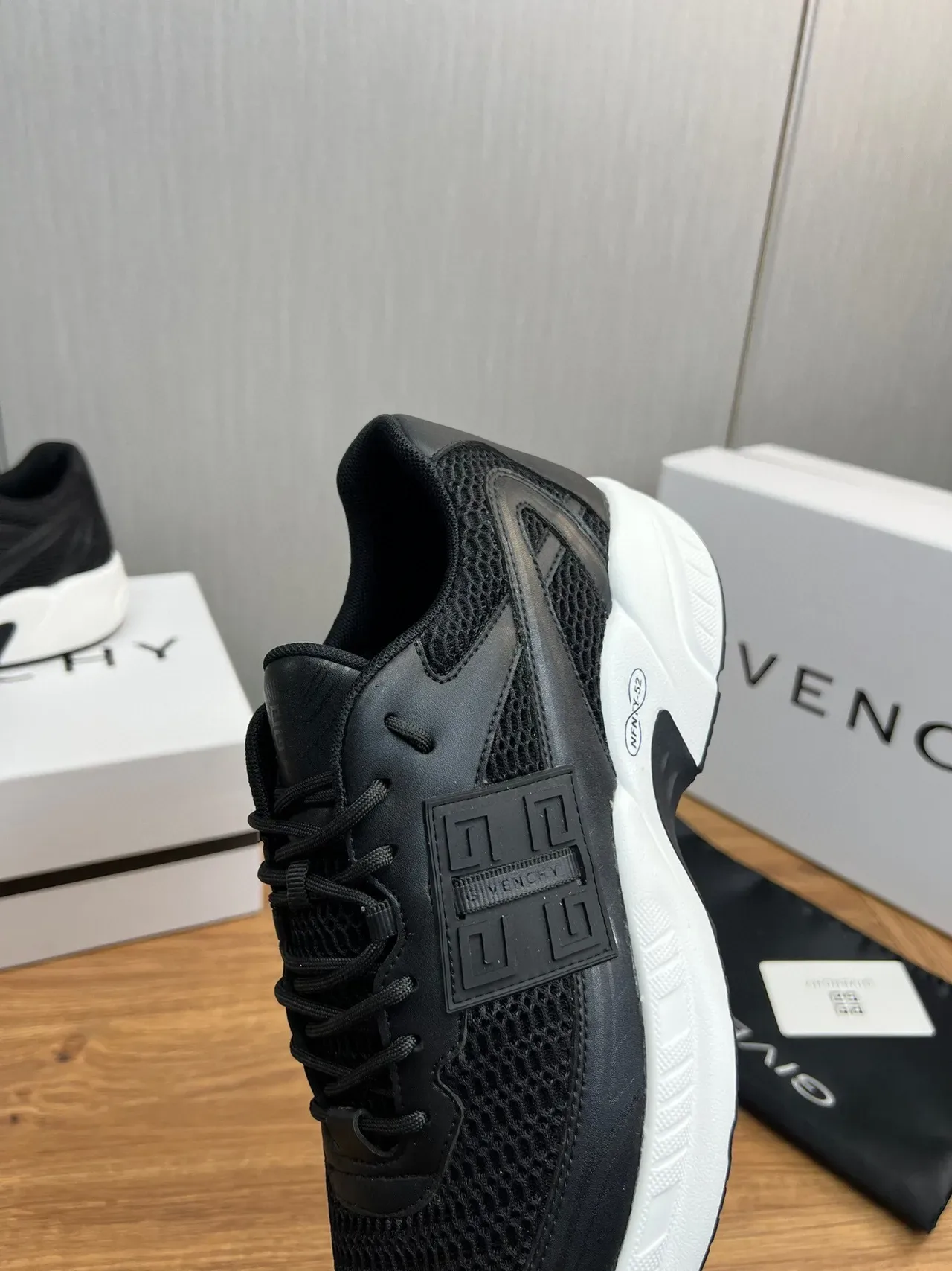 Givenchy City Sport sneakers chunky noirs maille et blancs 8