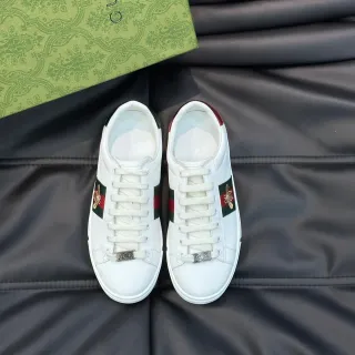 Gucci Ace zapatillas lifestyle de cuero blanco con rayas de red y bordado de abeja