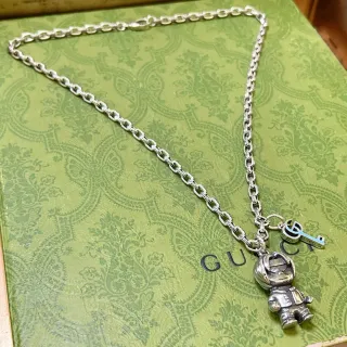 Gucci মহাকাশযাত্রী এবং GG চাবি আকর্ষণ মালা
