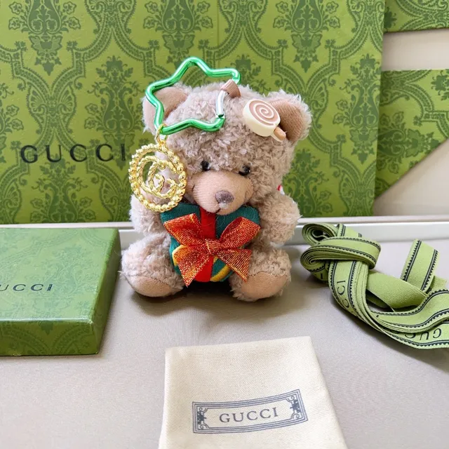 Gucci 米色绿色毛绒泰迪熊 Interlocking GG 魅力手袋 2