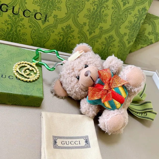 Gucci 米色绿色毛绒泰迪熊 Interlocking GG 魅力手袋 3