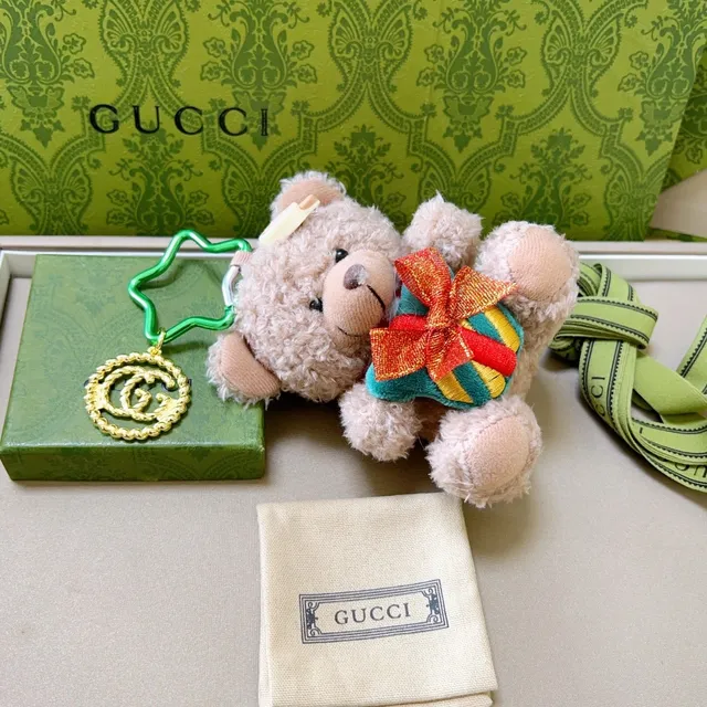Gucci 米色绿色毛绒泰迪熊 Interlocking GG 魅力手袋 5