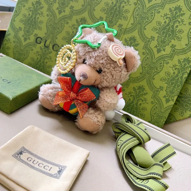 Gucci 米色绿色毛绒泰迪熊 Interlocking GG 魅力手袋 6