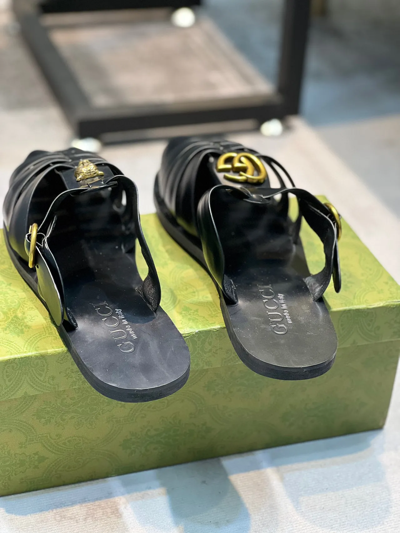 Gucci صندل جلادياتور أسود وذهبي متعدد الشرائط مع إبزيم 3