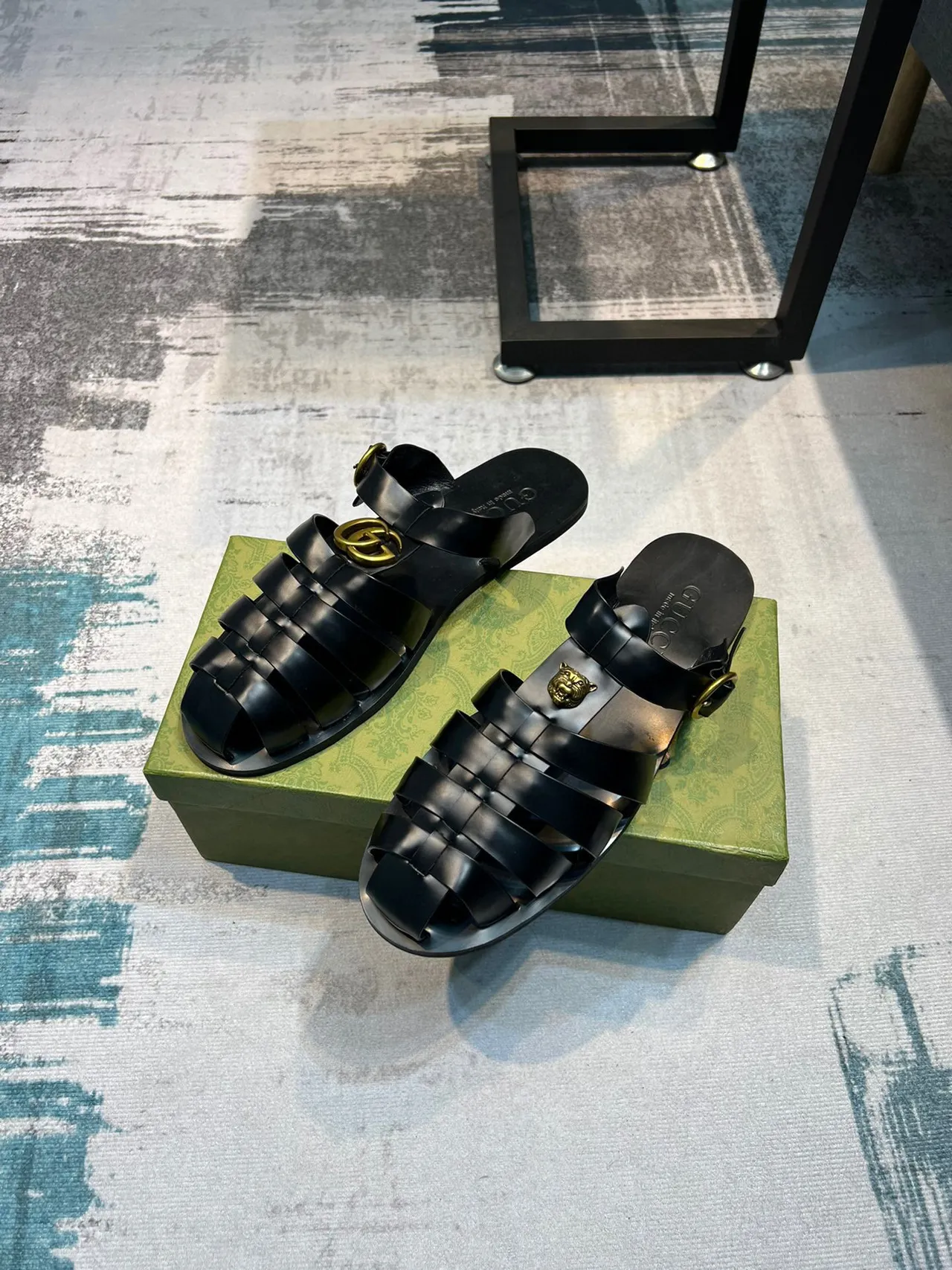 Gucci صندل جلادياتور أسود وذهبي متعدد الشرائط مع إبزيم 6