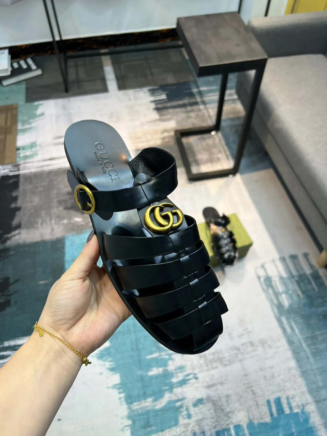 Gucci صندل جلادياتور أسود وذهبي متعدد الشرائط مع إبزيم 7