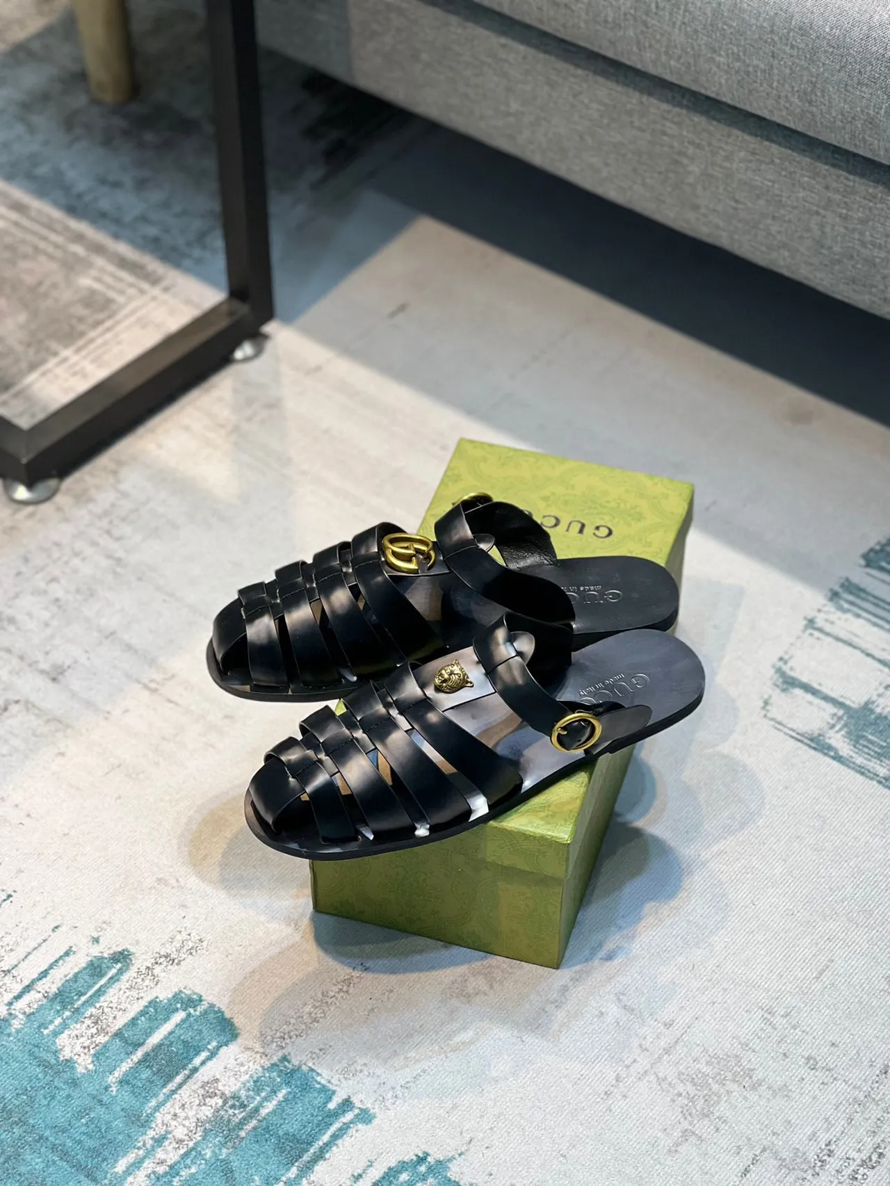 Gucci صندل جلادياتور أسود وذهبي متعدد الشرائط مع إبزيم 8