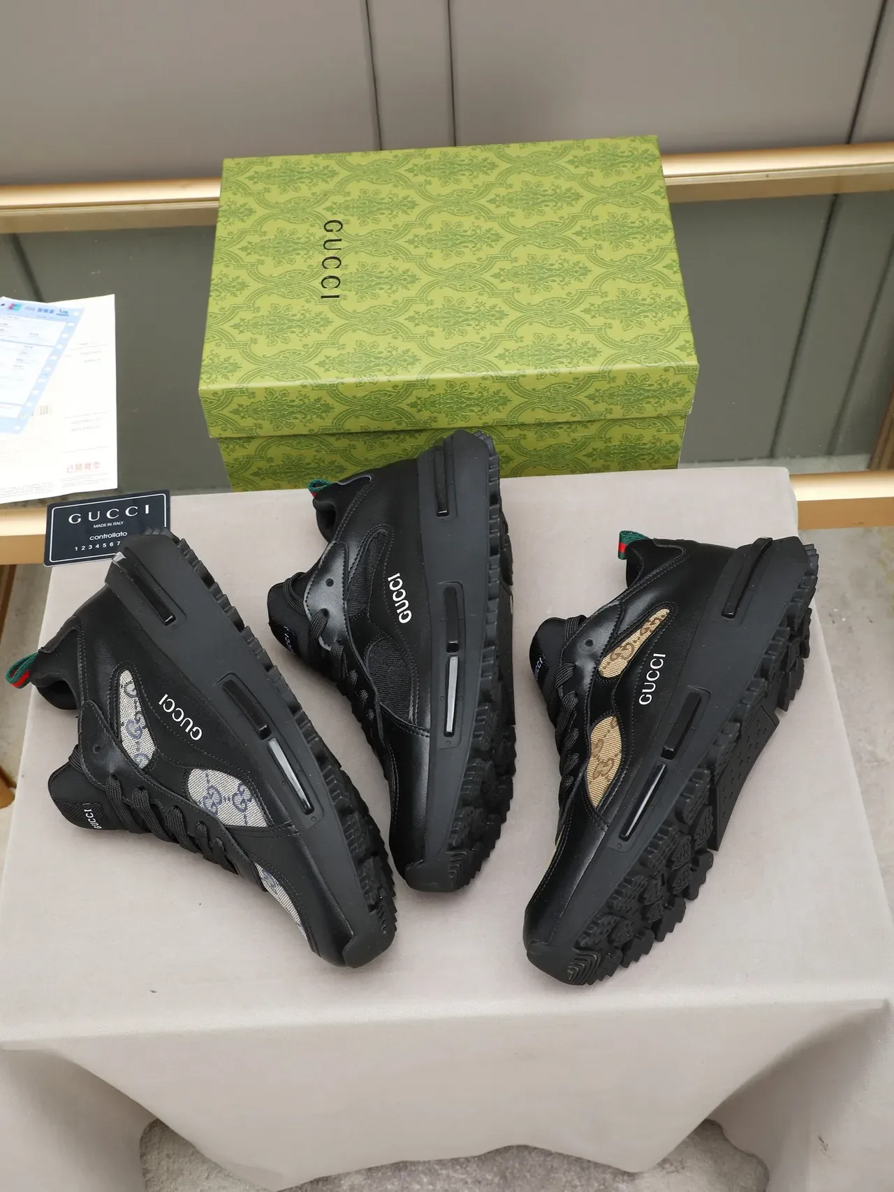 Gucci Sneakers noires et grises en cuir et canvas avec monogramme GG, upper sculpté Air-Unit midsole, chunky sneakers 2