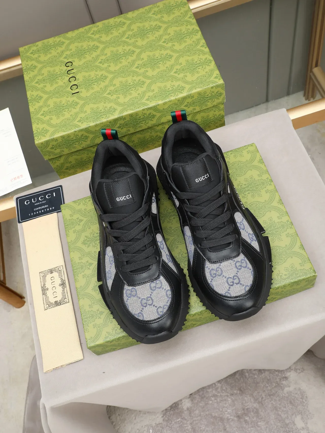 Gucci Sneakers noires et grises en cuir et canvas avec monogramme GG, upper sculpté Air-Unit midsole, chunky sneakers 3