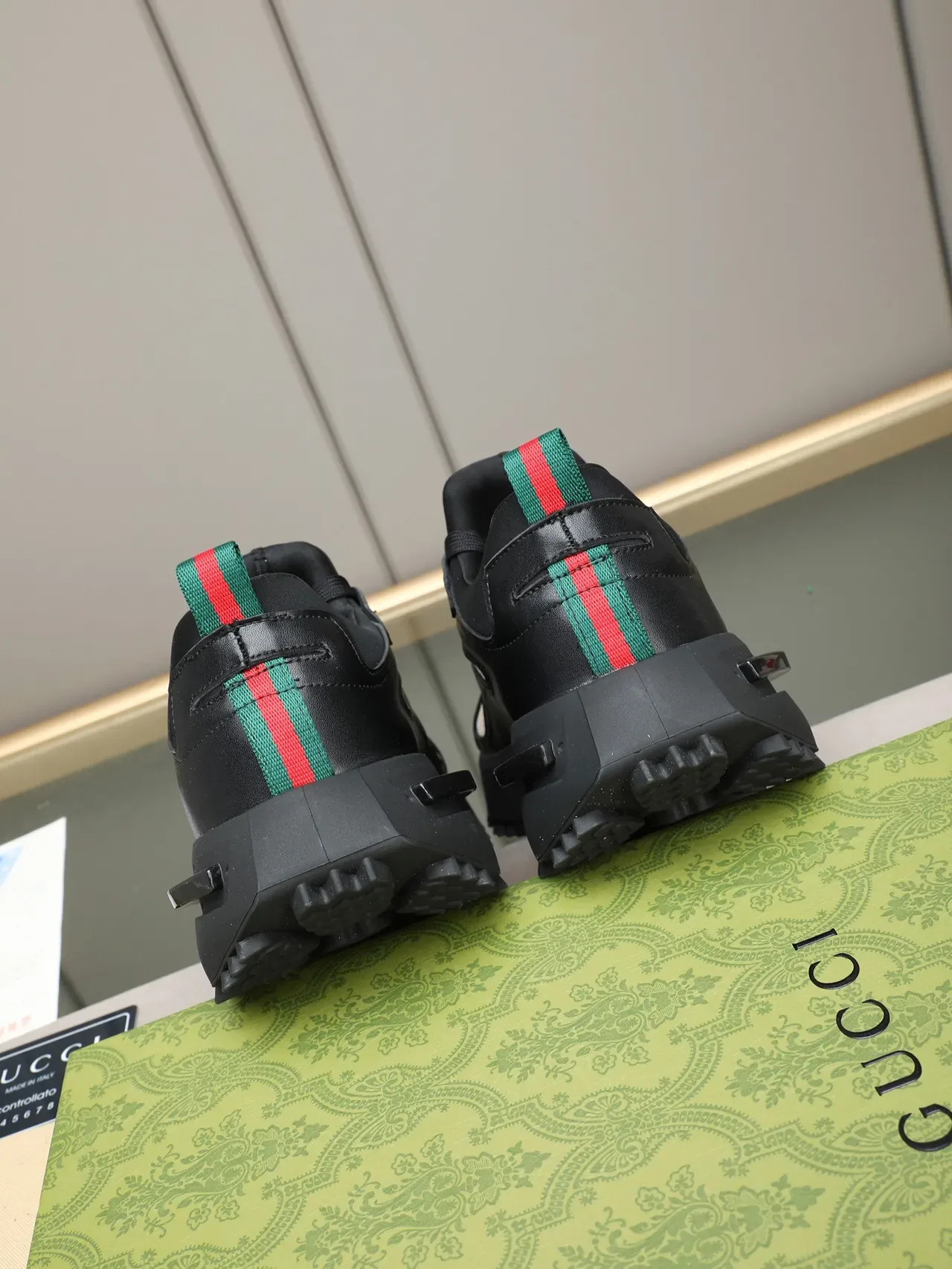 Gucci Sneakers noires et grises en cuir et canvas avec monogramme GG, upper sculpté Air-Unit midsole, chunky sneakers 4