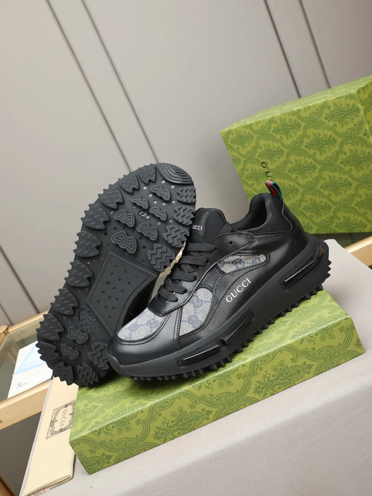 Gucci Sneakers noires et grises en cuir et canvas avec monogramme GG, upper sculpté Air-Unit midsole, chunky sneakers 5