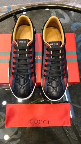 Gucci Chaussures lifestyle noir rouge tige en maille perforée matelassée GG Motif 2