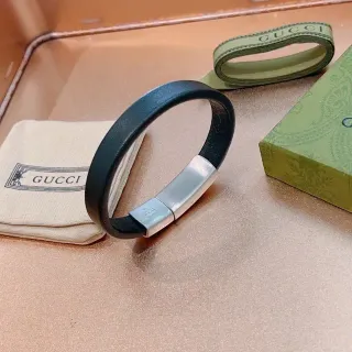 Gucci سوار جلد أسود وفضي مع إبزيم معدني مفرود