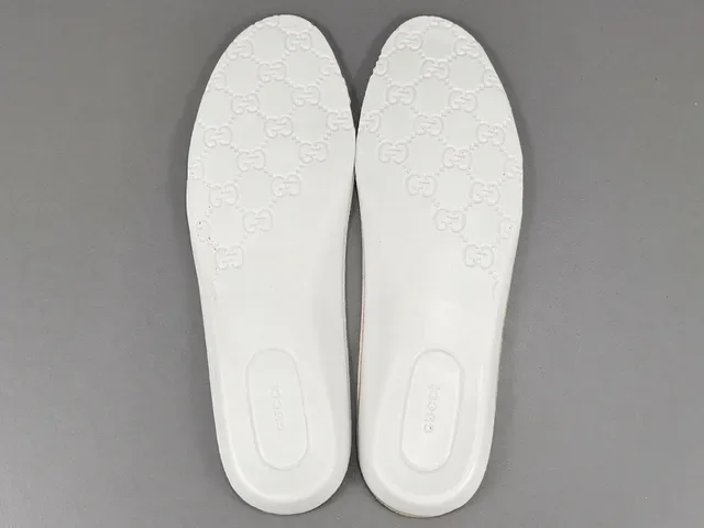 Gucci Preto e Branco Couro Perfurado Detalhe Listras Web Sneakers Lifestyle 2