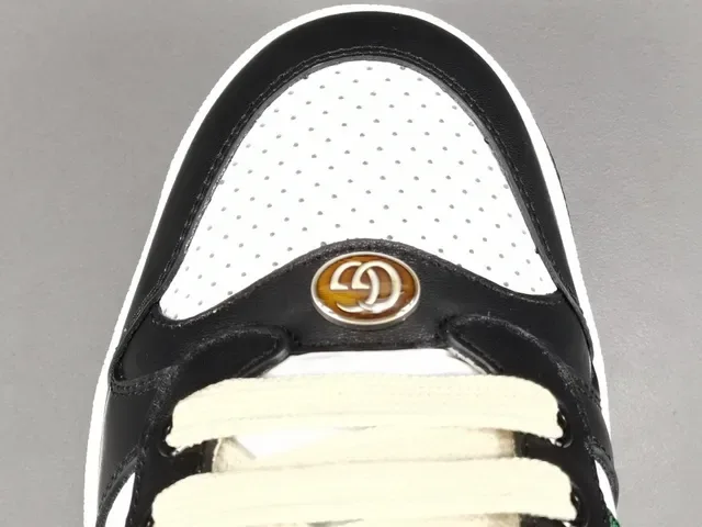 Gucci Preto e Branco Couro Perfurado Detalhe Listras Web Sneakers Lifestyle 3