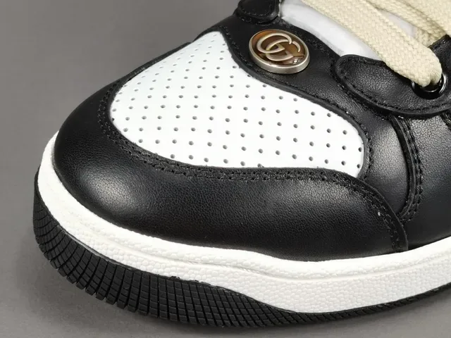 Gucci Preto e Branco Couro Perfurado Detalhe Listras Web Sneakers Lifestyle 4