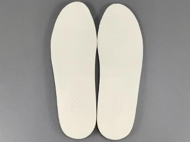 Gucci Preto e Branco Couro Perfurado Detalhe Listras Web Sneakers Lifestyle 5