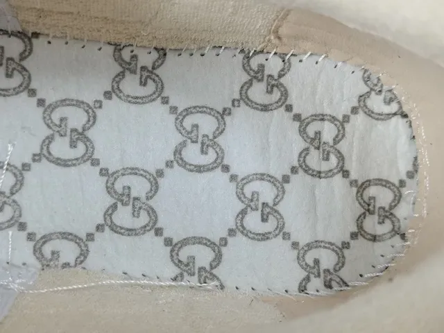 Gucci Preto e Branco Couro Perfurado Detalhe Listras Web Sneakers Lifestyle 7