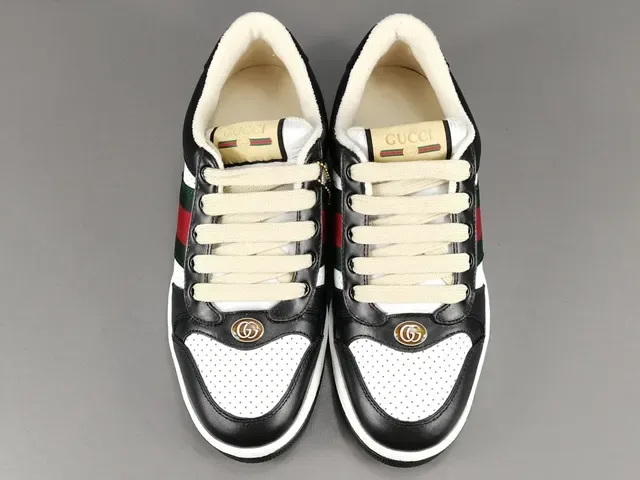 Gucci Preto e Branco Couro Perfurado Detalhe Listras Web Sneakers Lifestyle 13