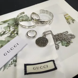 Gucci Blind for Love سوار فضي نقش محفور مفتوح