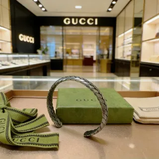Gucci Pulsera de Puño Tejida con Punta de Hoja en Plata Antigua
