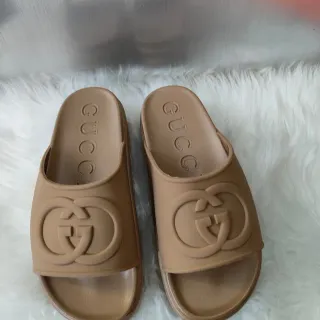 Gucci Zapatillas Marrón de Goma Moldada con Logo Embosado