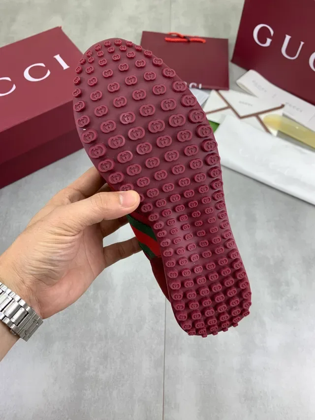 Gucci Zapatillas Lifestyle con Detalle de Tira Web en Burdeos Verde y Ante y Nylon 4