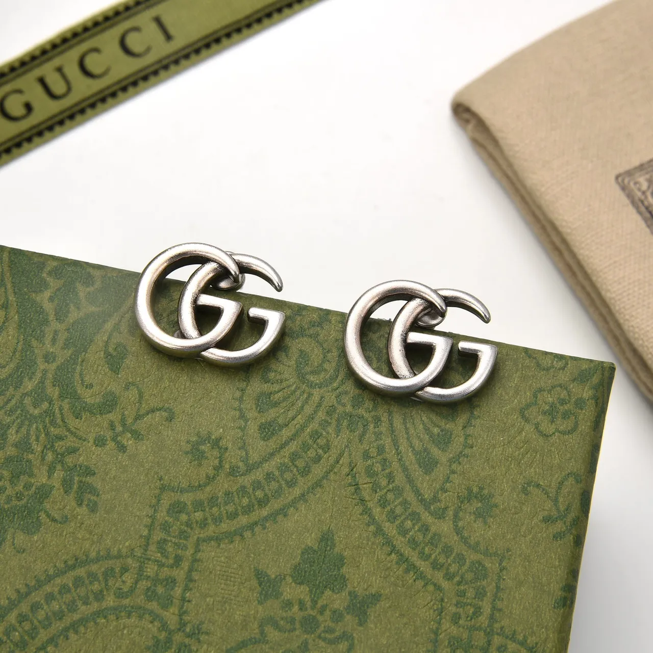 Gucci Double G Interlocking Logo Silver-Tone Pendientes de perno 4