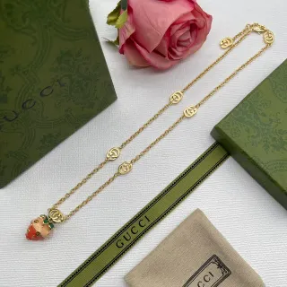 Gucci এনামেল স্ট্রবেরি পেন্ডেন্ট গোল্ড-টোন চেইন নেকলেস