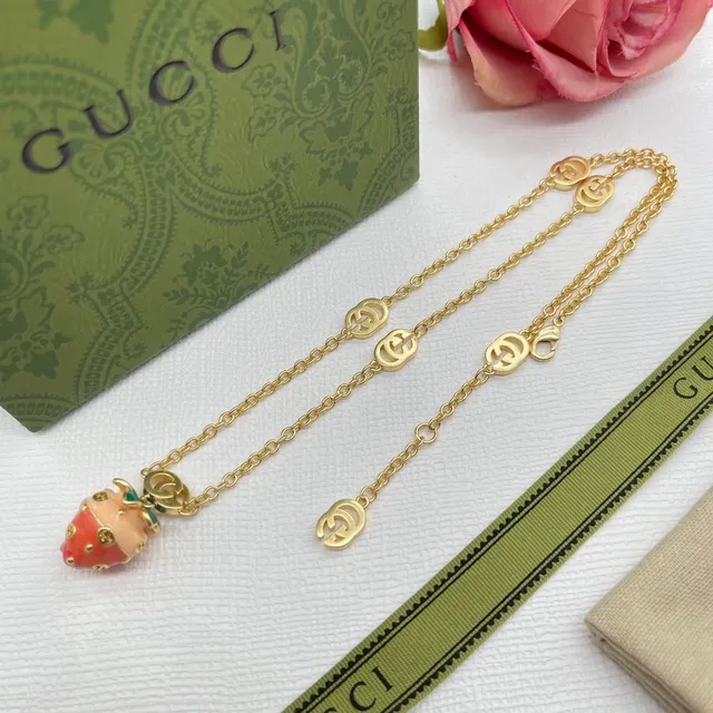 Gucci Colgante de Fresa Esmaltada Cadena de Tono Dorado Collar 2
