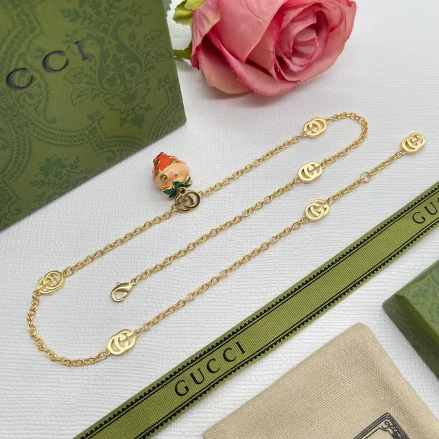 Gucci Colgante de Fresa Esmaltada Cadena de Tono Dorado Collar 3