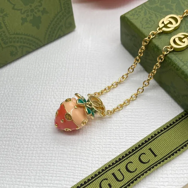Gucci Colgante de Fresa Esmaltada Cadena de Tono Dorado Collar 4