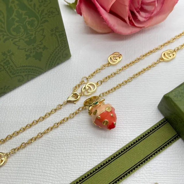 Gucci Colgante de Fresa Esmaltada Cadena de Tono Dorado Collar 5