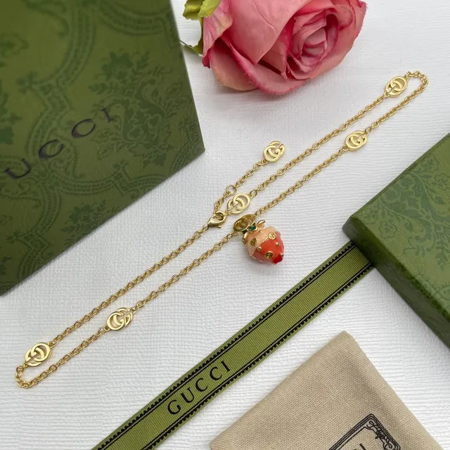 Gucci Colgante de Fresa Esmaltada Cadena de Tono Dorado Collar 6