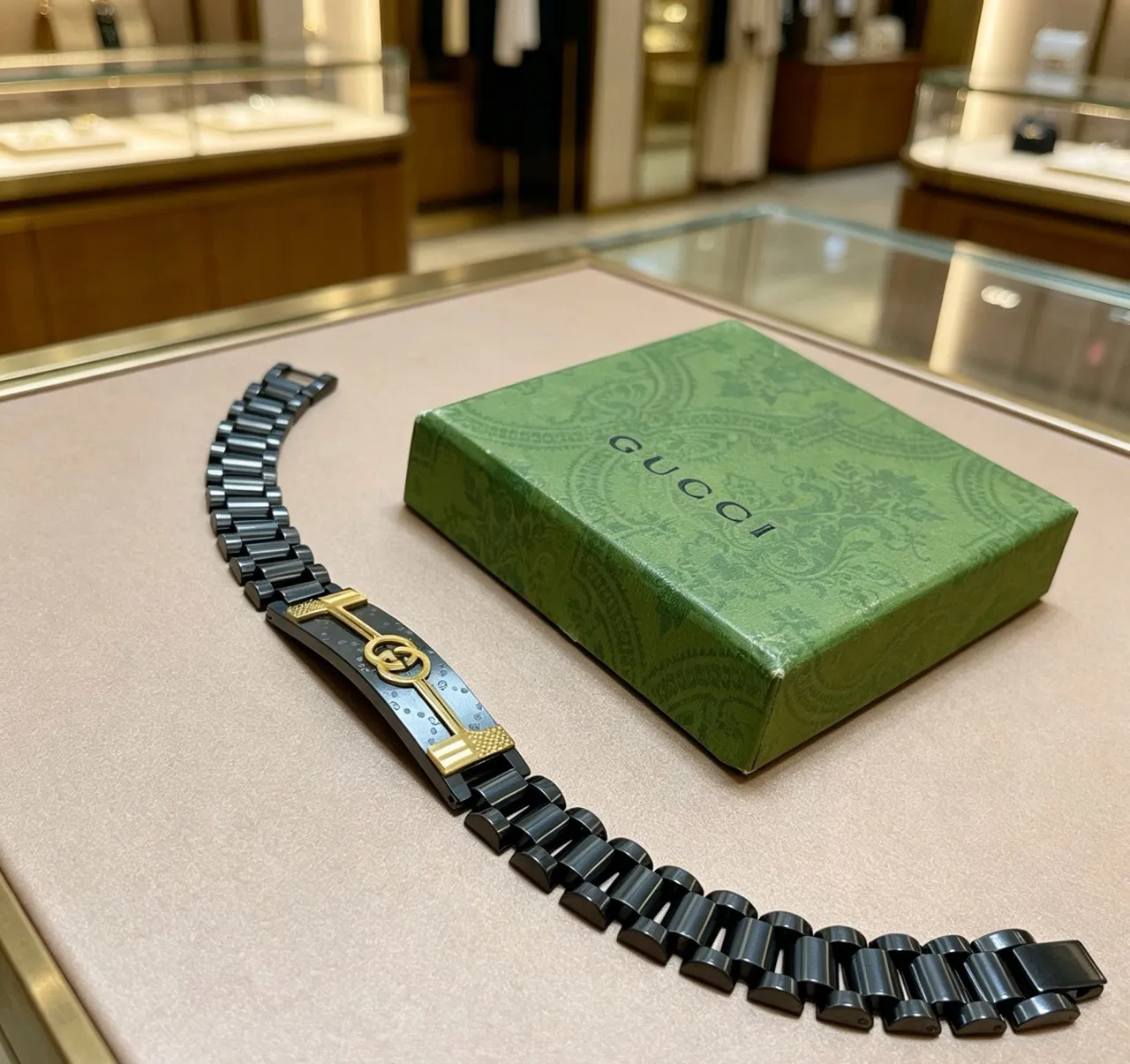 Gucci G-Link سوار معدني أسود وذهبي 2