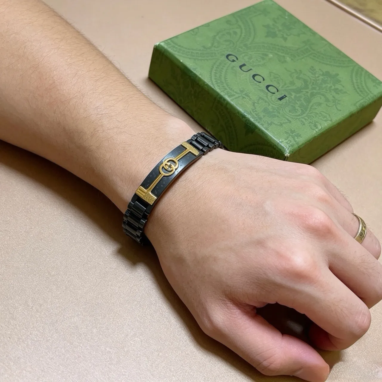 Gucci G-Link سوار معدني أسود وذهبي 3
