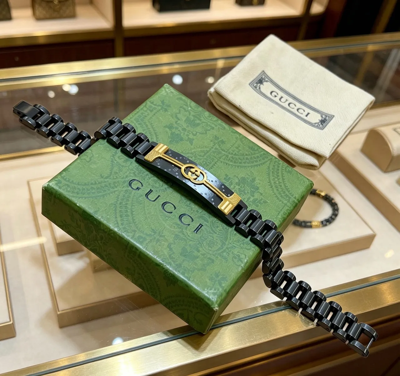 Gucci G-Link سوار معدني أسود وذهبي 4