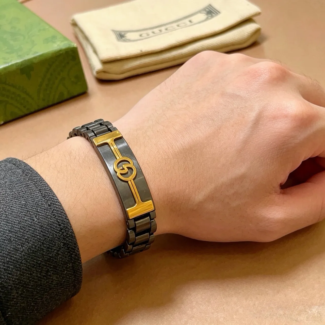 Gucci G-Link سوار معدني أسود وذهبي 5