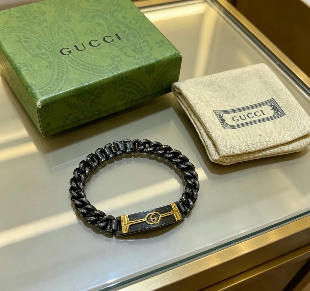 Gucci G-Link سوار معدني أسود وذهبي 6