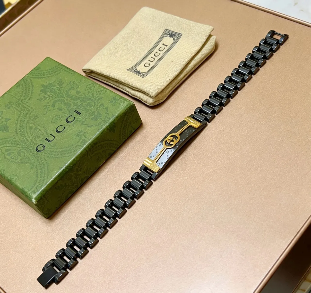 Gucci G-Link سوار معدني أسود وذهبي 7