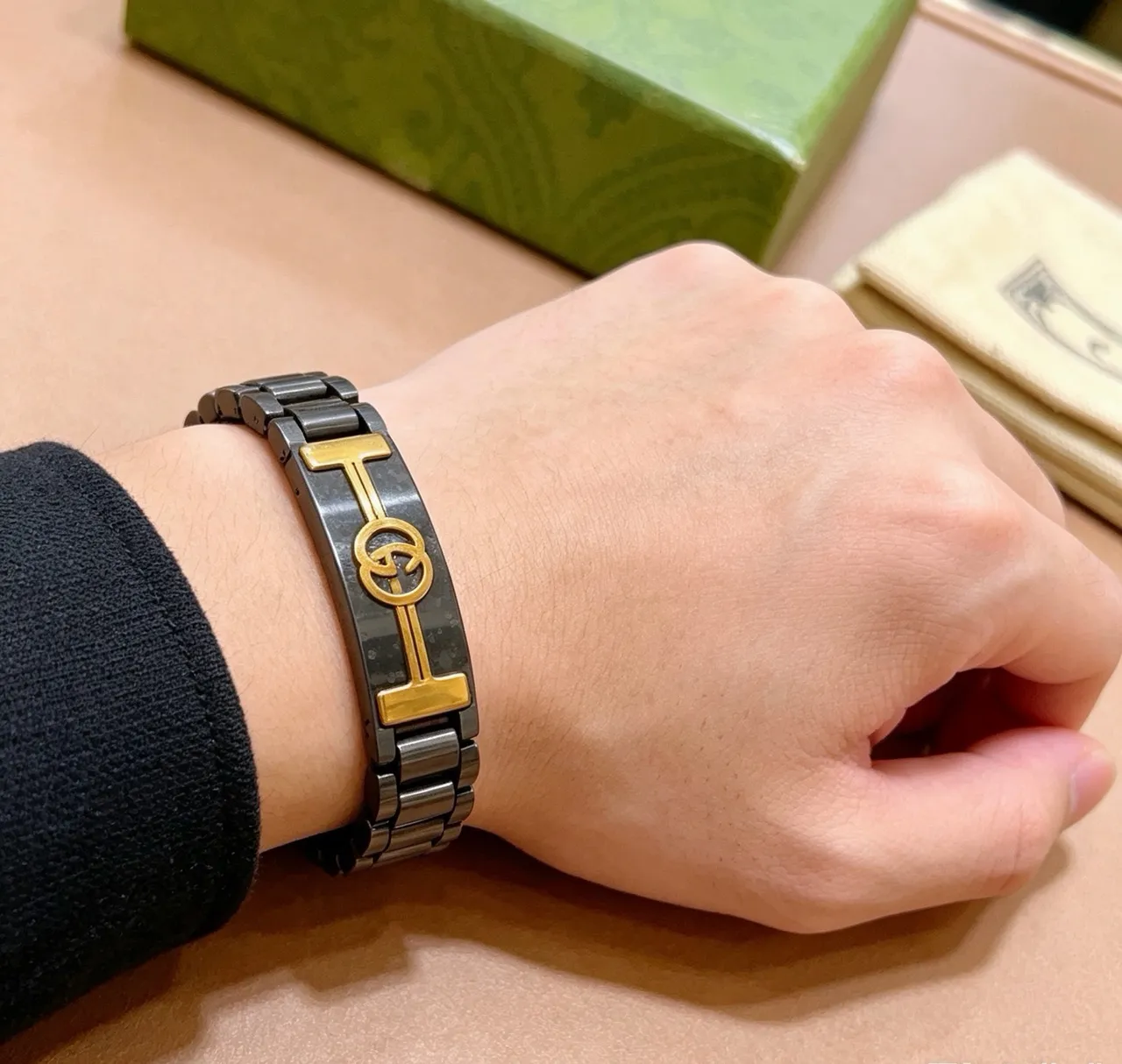 Gucci G-Link سوار معدني أسود وذهبي 8