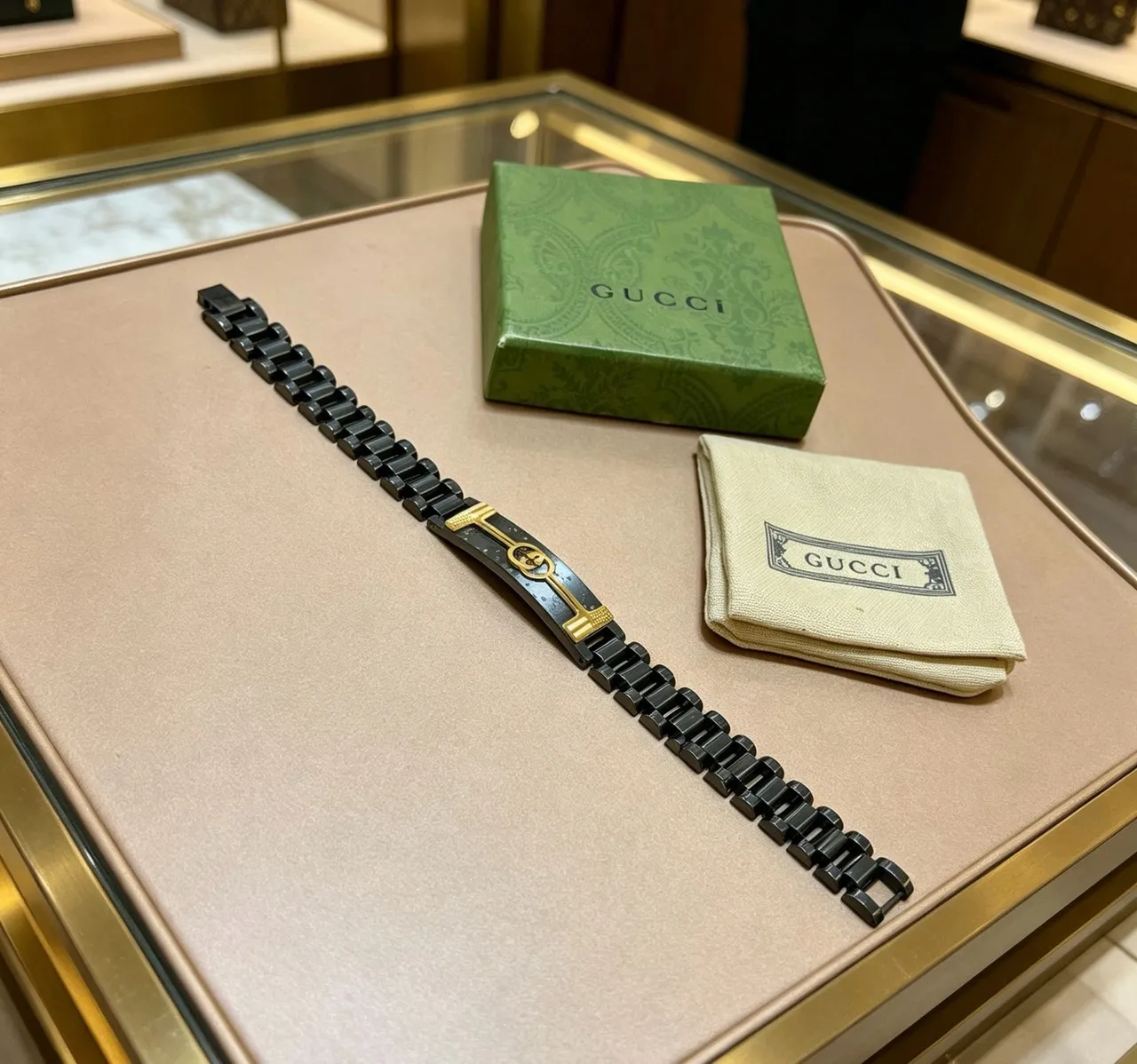 Gucci G-Link سوار معدني أسود وذهبي 9