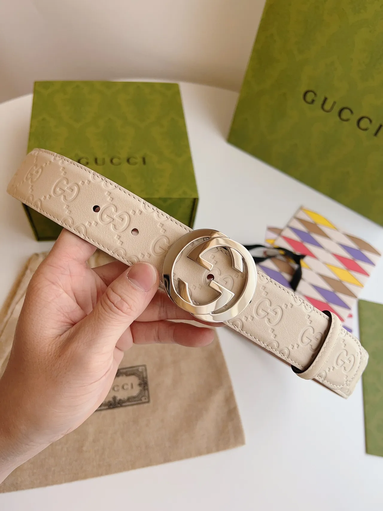 Gucci GG Marmont Cinturão de couro com monograma embossado 2