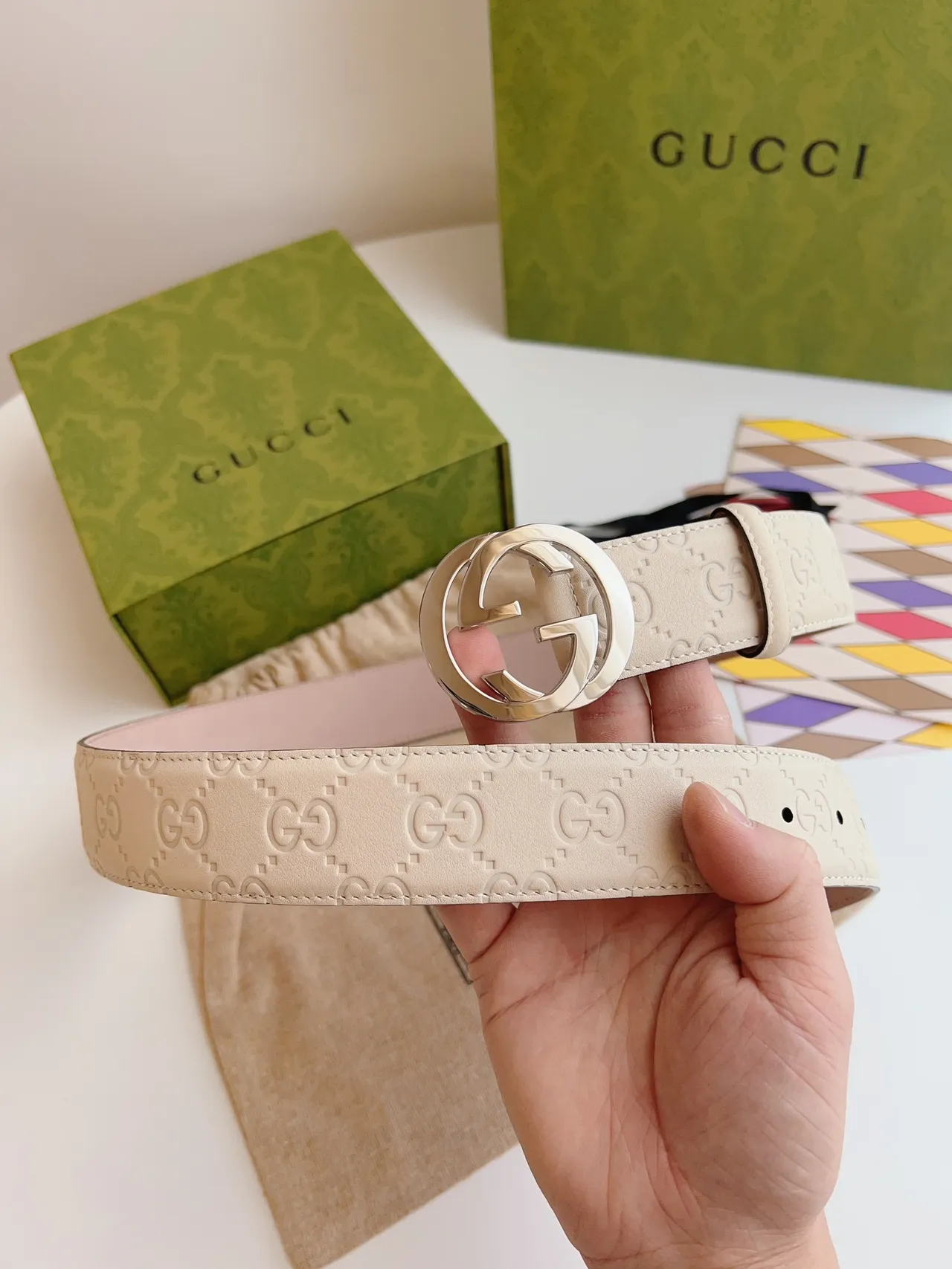 Gucci GG Marmont Cinturão de couro com monograma embossado 4