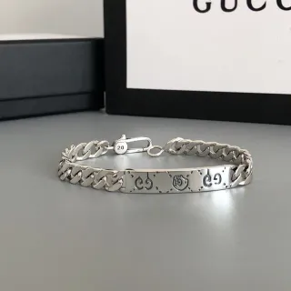 Gucci GG Marmont منحور سلسلة كيرب-لينك فضي سوار