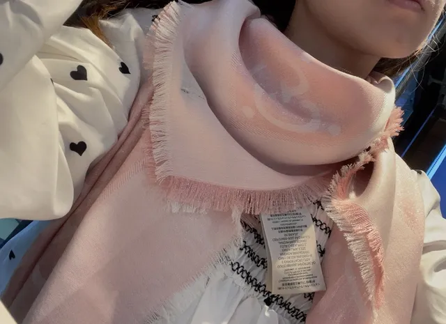 Gucci GG Marmont Rosa Branco Tecido Brilhante Tonal Entrelaçado G Monograma Cachecol de Seda 2