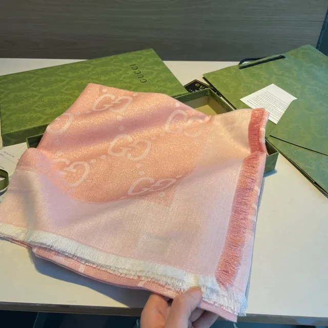 Gucci GG Marmont Rosa Branco Tecido Brilhante Tonal Entrelaçado G Monograma Cachecol de Seda 4