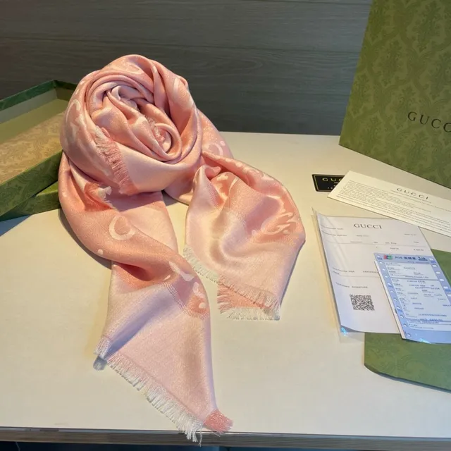 Gucci GG Marmont Rosa Branco Tecido Brilhante Tonal Entrelaçado G Monograma Cachecol de Seda 9
