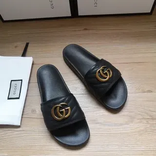 Gucci GG Marmont 绗缝黑色皮革拖鞋